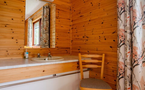 Drumnadrochit 121: Robinet, Fenêtre, Luminaire Plomberie, Bâtiment, Évier, Bois, Design Intérieur, Miroir, Sol, Salle De Bains