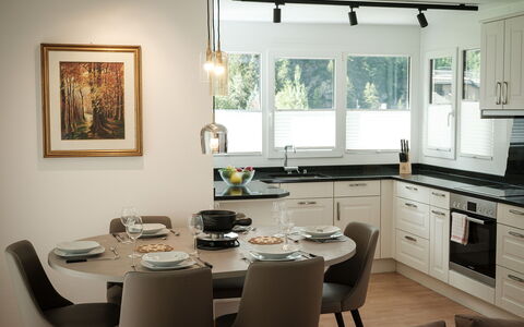 Davinci: Cabinetry, Meubles, Table, Propriété, Evier, Comptoir, Évier, Fenêtre, Chaise, Bois
