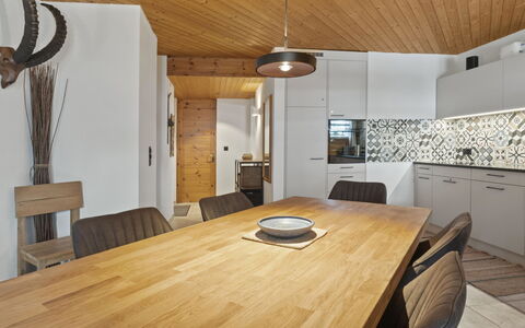 Schweizerhof 501 Mü: Meubles, Propriété, Cabinetry, Table, Comptoir, Chaise, Bois, Design Intérieur, Éclairage, Sol