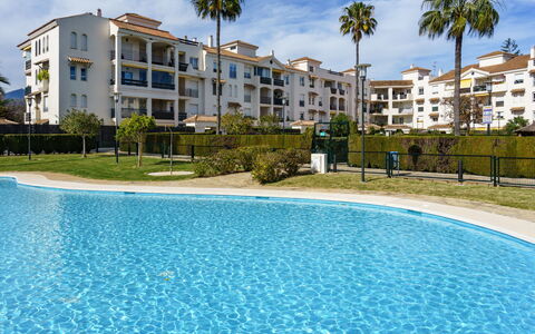 Lorcrisur Mountain View: L'Eau, Ciel, Propriété, Plante, Bleu Azur, Piscine, Arbre, Loisir, Ombre, Bâtiment