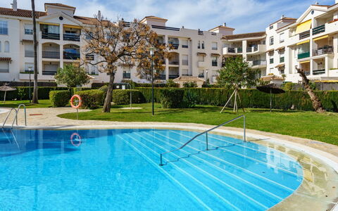Lorcrisur Mountain View: L'Eau, Ciel, Propriété, Plante, Bleu Azur, Piscine, Arbre, Loisir, Ombre, Bâtiment