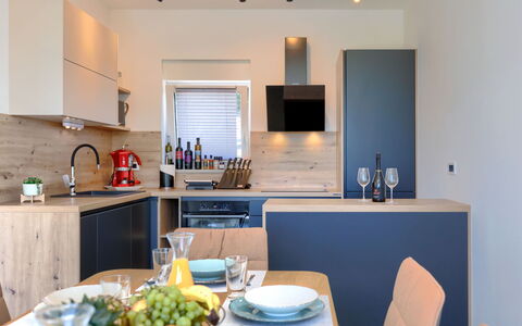 Villa Sonja: Propriété, Table, Vaisselle, Meubles, Cabinetry, Comptoir, Vaisselle, Cuisine, Design Intérieur, Aliments