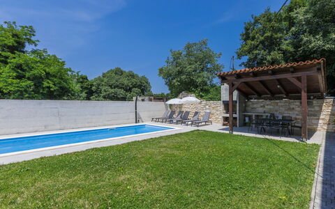 Villa Mirta: Ciel, Plante, Ombre, Piscine, Arbre, Lot Terre, Herbe, Bâtiment, Loisir, Paysage