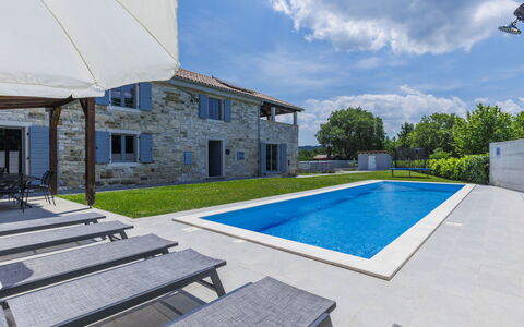Villa Mirta: Nuage, Ciel, Propriété, Jour, Plante, Bâtiment, Bleu Azur, Piscine, Ombre, Architecture