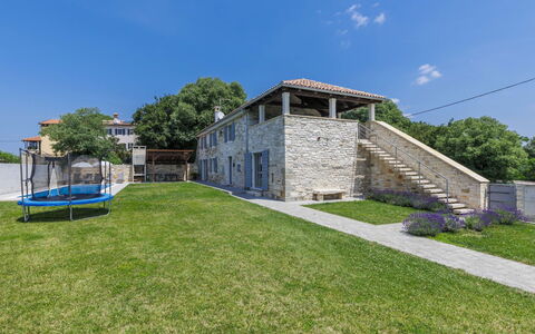 Villa Mirta: Ciel, Plante, Nuage, Arbre, Bâtiment, Lot Terre, Herbe, Paysage, Immobilier, Chalet