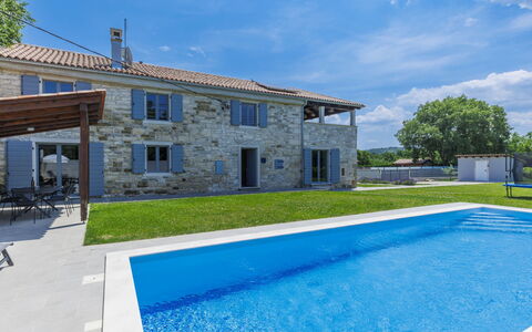 Villa Mirta: Ciel, L'Eau, Plante, Nuage, Propriété, Jour, Bâtiment, Bleu, Bleu Azur, Fenêtre