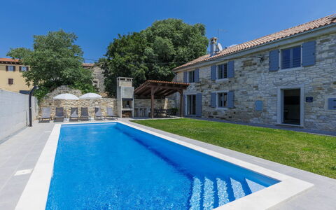 Villa Mirta: L'Eau, Ciel, Bâtiment, Propriété, Plante, Fenêtre, Bleu Azur, Piscine, Arbre, Rectangle