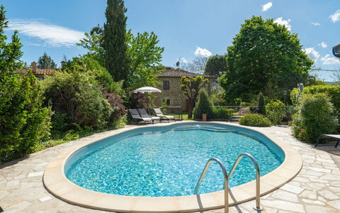 Casale Il Giglio: L'Eau, Ciel, Propriété, Plante, Bleu Azur, Piscine, Arbre, Loisir, Ombre, Bâtiment