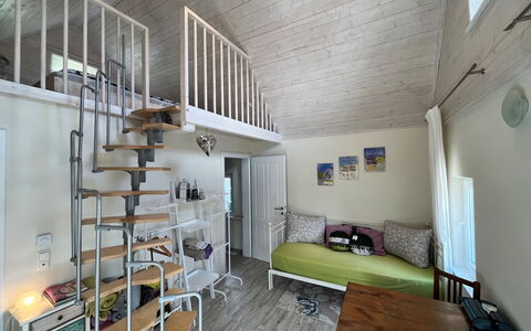 Tiny Lavender House: Propriété, Bois, Design Intérieur, Sol, Sol, Mur, Canapé, Confort, Dur, Bâtiment