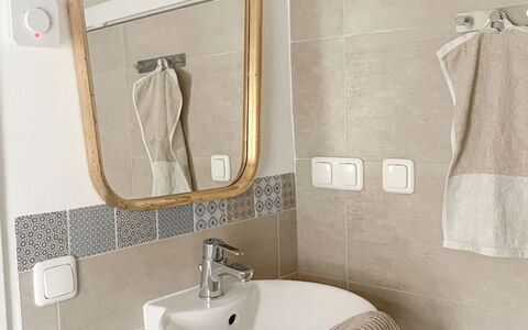 Tiny Lavender House: Miroir, Robinet, Luminaire Plomberie, Lavabo, Évier, Propriété, Salle De Bains, Rectangle, Design Intérieur