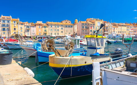 Saint-Tropez 540: L'Eau, Ciel, Bâtiment, Plante, Propriété, Piscine, Bleu Azur, Arbre, Fenêtre, Maison