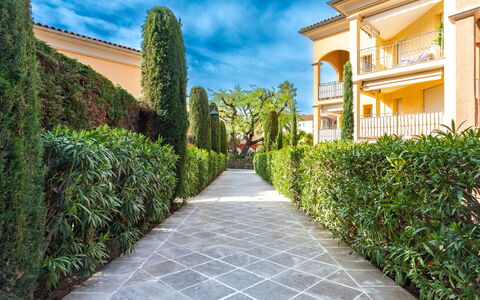 Saint-Tropez 540: L'Eau, Ciel, Bâtiment, Plante, Propriété, Piscine, Bleu Azur, Arbre, Fenêtre, Maison