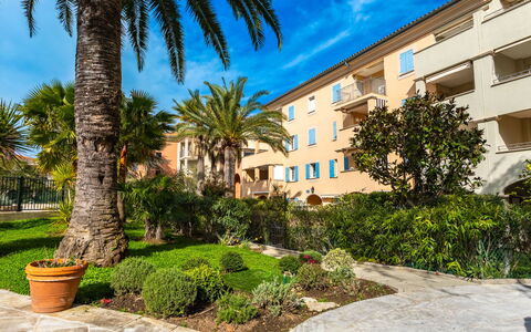 Saint-Tropez 540: L'Eau, Ciel, Bâtiment, Plante, Propriété, Piscine, Bleu Azur, Arbre, Fenêtre, Maison