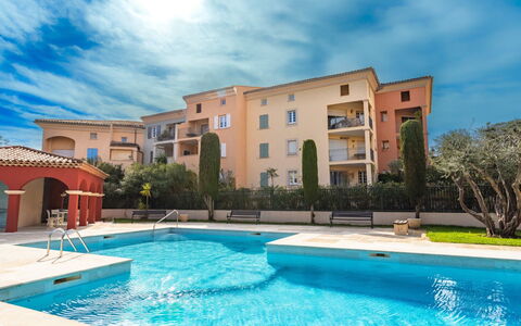 Saint-Tropez 540: L'Eau, Ciel, Bâtiment, Plante, Propriété, Piscine, Bleu Azur, Arbre, Fenêtre, Maison