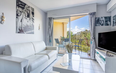 Saint-Tropez 540: Zone Résidentielle, Arbuste, Maison, Jardin, Domicile, Lot Terre, Toit, Ombre, Pelouse
