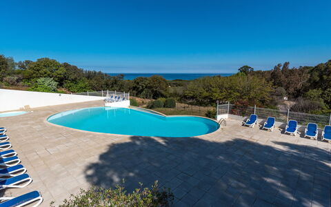 Chez Béatrice et Pascal: Ciel, L'Eau, Piscine, Bleu Azur, Arbre, Plante, Mobilier De Jardin, Ombre, Loisir, Paysage