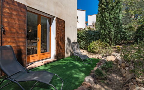Chez Béatrice et Pascal: Plante, Propriété, Ciel, Bâtiment, Lot Terre, Ombre, Architecture, Herbe, Fenêtre, Bois