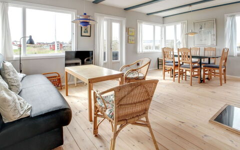 Sohvi - 450M from the Sea: Chalet, Domicile, Maison, Toit, Porche, Biens, Siding, Batiments Jardin, Ferme, Cour