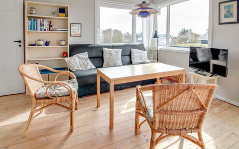 Sohvi - 450M from the Sea: Chalet, Domicile, Maison, Toit, Porche, Biens, Siding, Batiments Jardin, Ferme, Cour