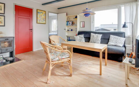 Sohvi - 450M from the Sea: Chalet, Domicile, Maison, Toit, Porche, Biens, Siding, Batiments Jardin, Ferme, Cour