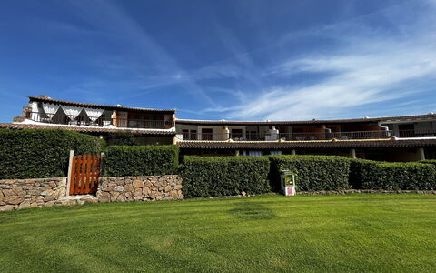 Lidia Capo Ceraso Resort: Nuage, Ciel, Plante, Bâtiment, Herbe, Paysage Naturel, Paysage, Façade, Prairie, Pelouse