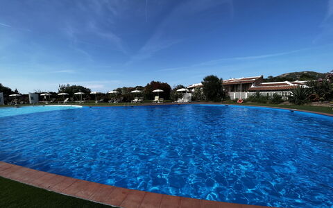 Lidia Capo Ceraso Resort: L'Eau, Ciel, Nuage, Bâtiment, Piscine, Plante, Bleu, Rectangle, Maison, Paysage Naturel