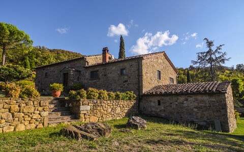 Casale Montanare: Nuage, Plante, Ciel, Bâtiment, Paysage Naturel, Fenêtre, Arbre, Montagnes, Végétation, Lot Terre