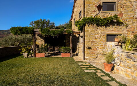 Casale Montanare: Plante, Ciel, Propriété, Fenêtre, Bâtiment, Lot Terre, Herbe, Zone Résidentielle, Quartier, Chalet