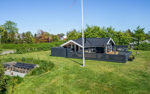 Bryti - 500M from the Sea: Herbe, Vert, Maison, Chalet, Prairie, Zone Rurale, Écorégion, Paysage, Lot Terre, Arbuste