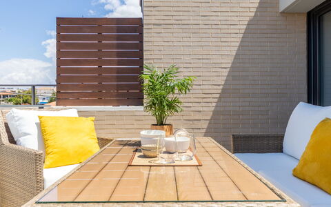 Palmera Dels Munts: Table, Propriété, Meubles, Nuage, Plante, Ciel, Bois, Ombre, Design Intérieur, Architecture