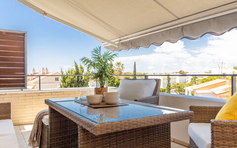 Palmera Dels Munts: Meubles, Propriété, Table, Bleu Azur, Ciel, Ombre, Mobilier De Jardin, Architecture, Chaise, Plante