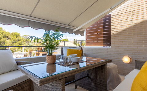 Palmera Dels Munts: Table, Meubles, Propriété, Plante, Pot De Fleur, Bâtiment, Plante D'Appartement, Ombre, Design Intérieur, Bois