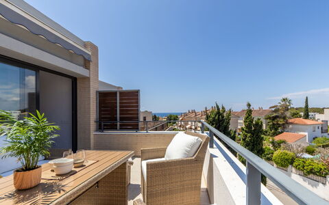 Palmera Dels Munts: Ciel, Plante, Bâtiment, Ombre, Table, Design Intérieur, Bois, Design Urbain, Mur, Zone Résidentielle