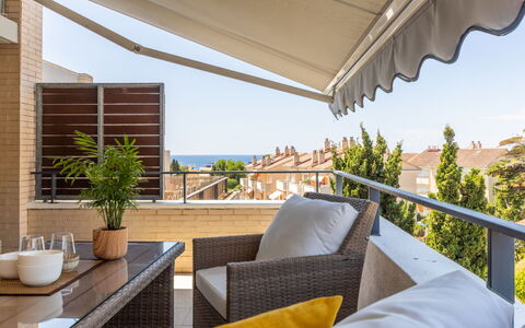 Palmera Dels Munts: Plante, Propriété, Ciel, Bâtiment, Meubles, Ombre, Architecture, Bois, Design Intérieur, Mobilier De Jardin