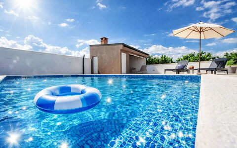 Villa Laura: Bleu, Piscine, Composite, Mobilier De Jardin, Recours, Loisir, Hôtel, Eco Hôtel, Caractéristique De L'Eau, Chaise