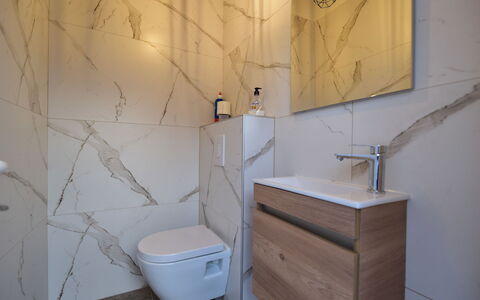 Villa Laura: Propriété, Luminaire Plomberie, Salle De Bains, Maison, Siège De Toilette, Bois, Toilette, Sol, Sol, Mur