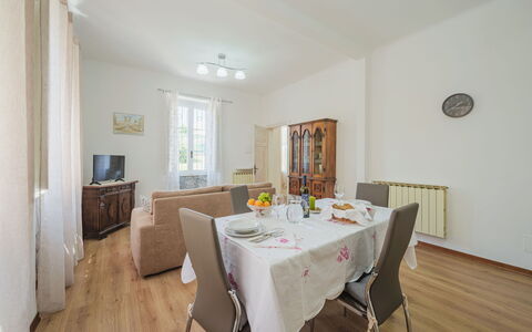 Casa di Giò: Meubles, Table, Propriété, Chaise, Bois, Design Intérieur, Table Cuisine Et Salle A Manger, Fenêtre, Bâtiment, Sol