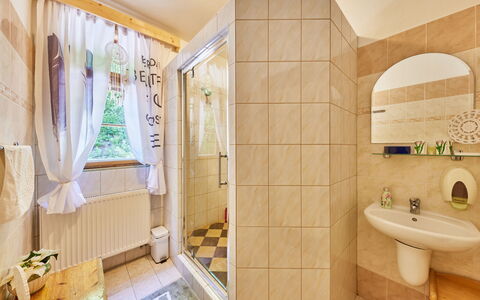 Krakonoš: Robinet, Propriété, Luminaire Plomberie, Miroir, Évier, Lavabo, Salle De Bains, Design Intérieur, Baignoire, Sol