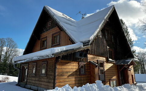 Krakonoš: Ciel, Neige, Nuage, Maison, Bois, Pente, Arbre, Bâtiment, Fenêtre, Chalet