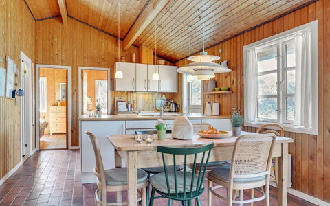 Solunka - 100M from the Sea: Design Intérieur, Meubles, Bois, Plafond, Sol, Luminaire, Salle À Manger, Sol, Domicile, Table Cuisine Et Salle A Manger