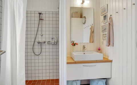 Solunka - 100M from the Sea: Salle De Bains, Mur, Luminaire Plomberie, Design Intérieur, Sol, Lavabo, Sol, Évier, Toilette, Plomberie