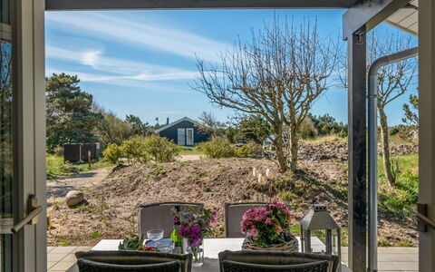 Nilda - 1Km from the Sea: Arbuste, Domicile, Lot Terre, Porte, Couverture De Sol, Jardin, Chalet, Biens, Aménagement Paysager, Ombre