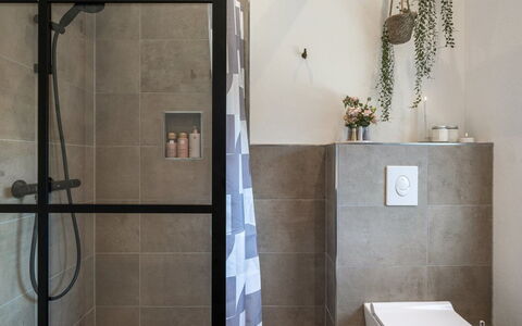 Nilda - 1Km from the Sea: Mur, Sol, Salle De Bains, Luminaire Plomberie, Design Intérieur, Sol, Toilette, Tuile, Plomberie, Pièce