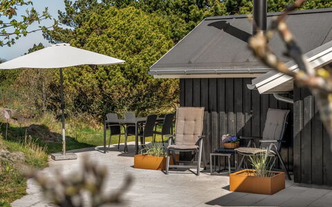Nilda - 1Km from the Sea: Mobilier De Jardin, Arbuste, Ombre, Meubles, Jardin, Chaise, Parapluie, Tableau De Plein Air, Patio, Aménagement Paysager