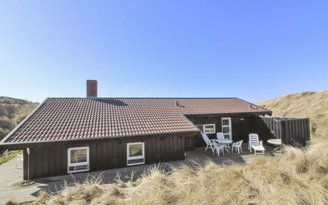 Thenna - 200M from the Sea: Maison, Domicile, Porte, Toit, Chalet, Biens, Jardin, Ombre, Siding, Cour