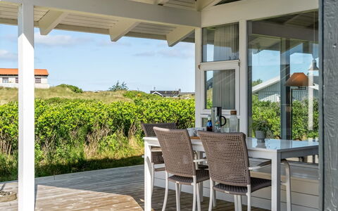 Sigrid - 400M from the Sea: Meubles, Bois, Porche, Porte, Table, Chaise, Sol, Sol, Domicile, Table Cuisine Et Salle A Manger