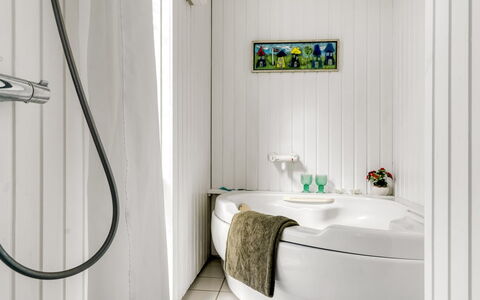 Sigrid - 400M from the Sea: Salle De Bains, Luminaire Plomberie, Baignoire, Design Intérieur, Sol, Robinet, Plomberie, Sol, Évier, Lavabo