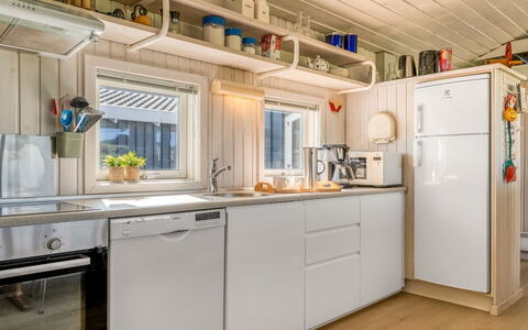 Sigrid - 400M from the Sea: Bois, Cuisine, Design Intérieur, Principaux Appliance, Domicile, Comptoir, Appareil De Cuisine, Pièce, Plafond, Tache De Bois