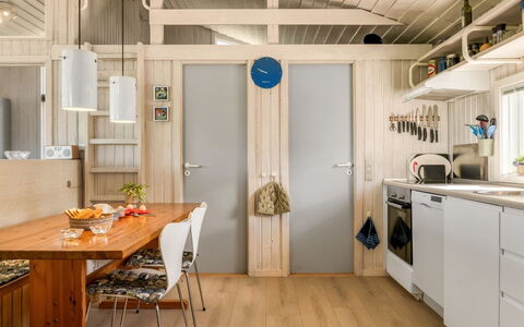 Sigrid - 400M from the Sea: Design Intérieur, Meubles, Bois, Cuisine, Sol, Plafond, Sol, Comptoir, Luminaire, Pièce