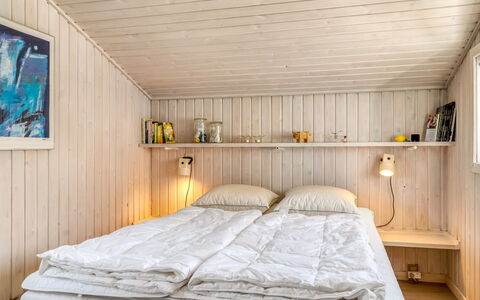 Sigrid - 400M from the Sea: Chambre, Bois, Lit, Design Intérieur, Drap De Lit, Plafond, Literie, Sol, Sol, Meubles